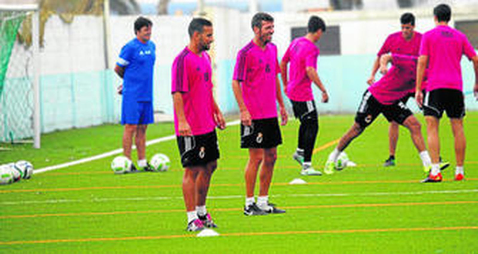 Ismael Chico (6), que regresa a la formación inicial, junto a Canario durante un entrenamiento en la Ciudad Deportiva.