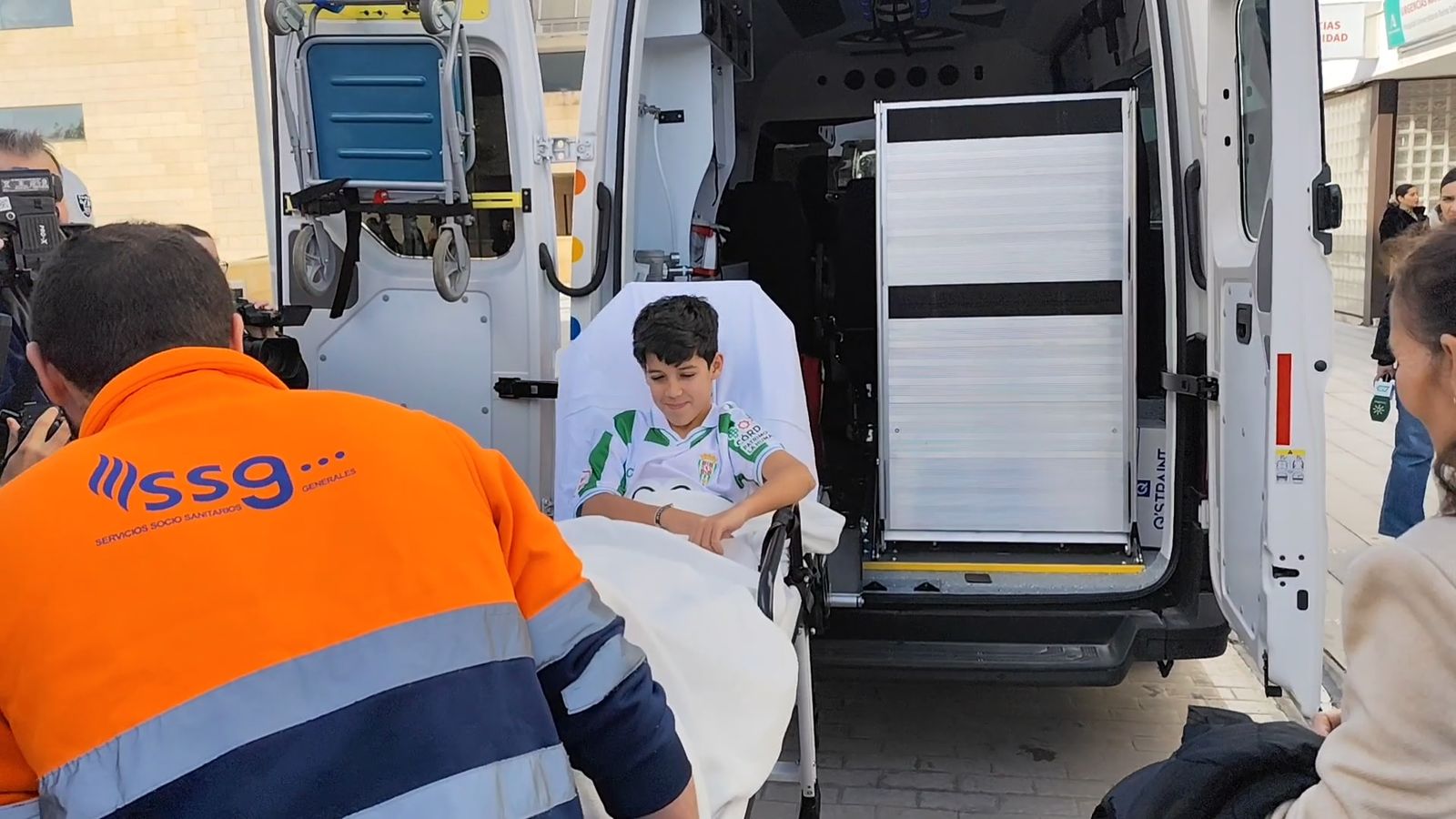 Así ha sido la salida de dos menores heridos en el accidente de Adamuz del Reina Sofía