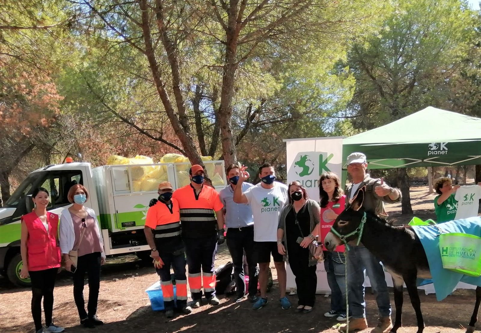 Uno de los camiones con parte de los residuos recogidos en el pinar de la Ranilla.