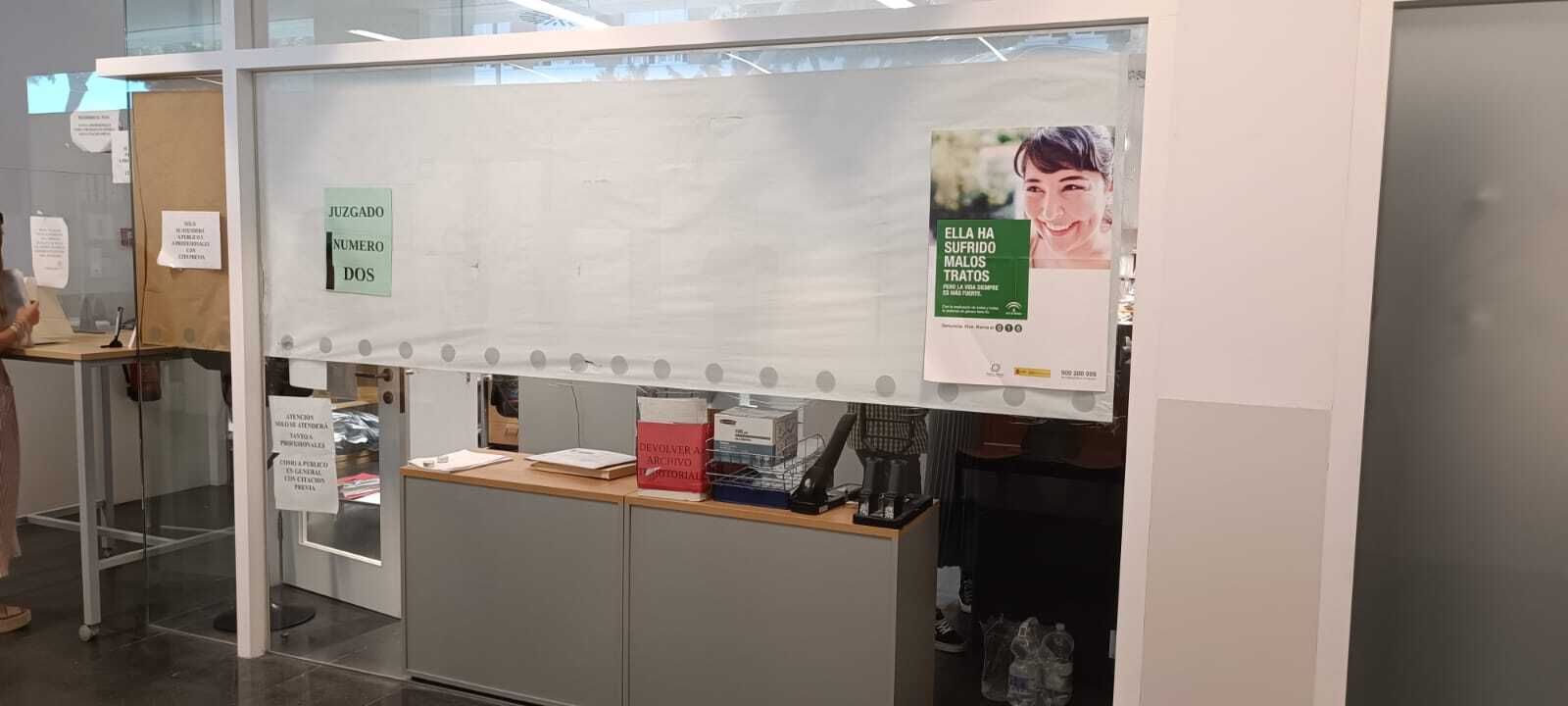 Juzgados de San Fernando con cristaleras cubiertas de papel.