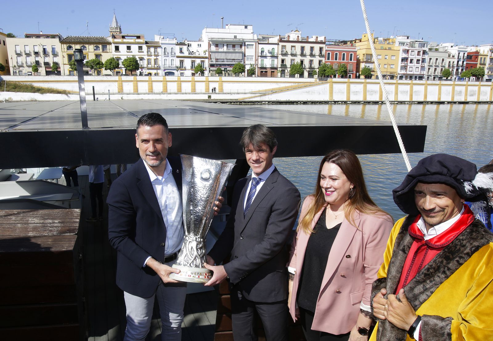 Llegada del trofeo de la UEFA Europa league