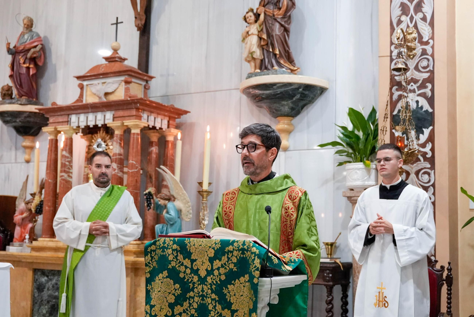 Las imágenes del la misa en Macael ofrecida por los niños y familias