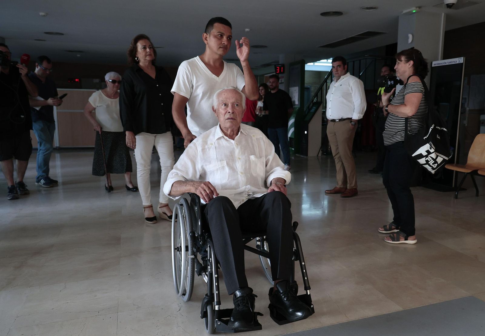Las imágenes de la capilla ardiente de Paco Camino en el ayuntamiento de Camas