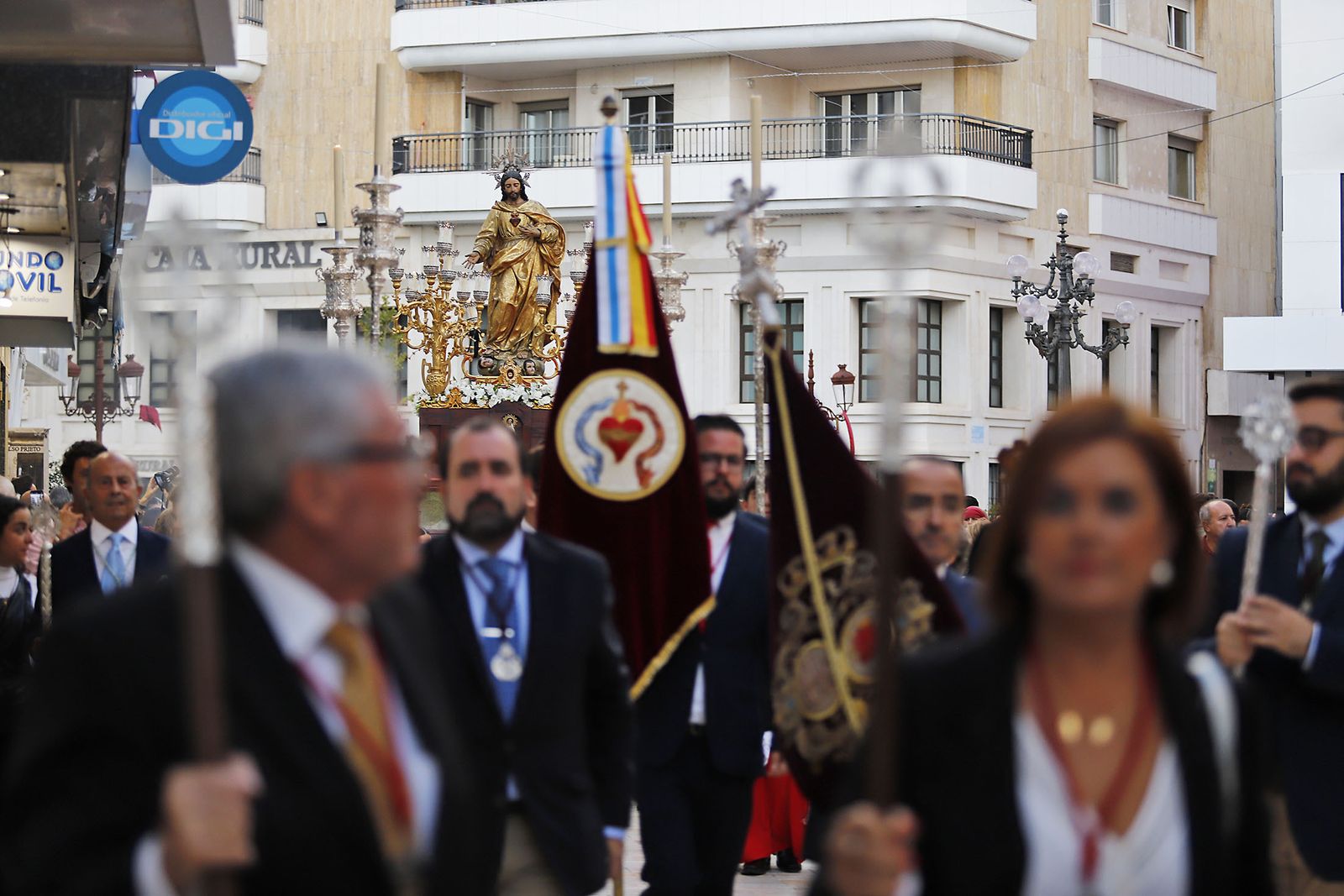 Imágenes del Sagrado corazón de Jesús en procesión por las calles del centro