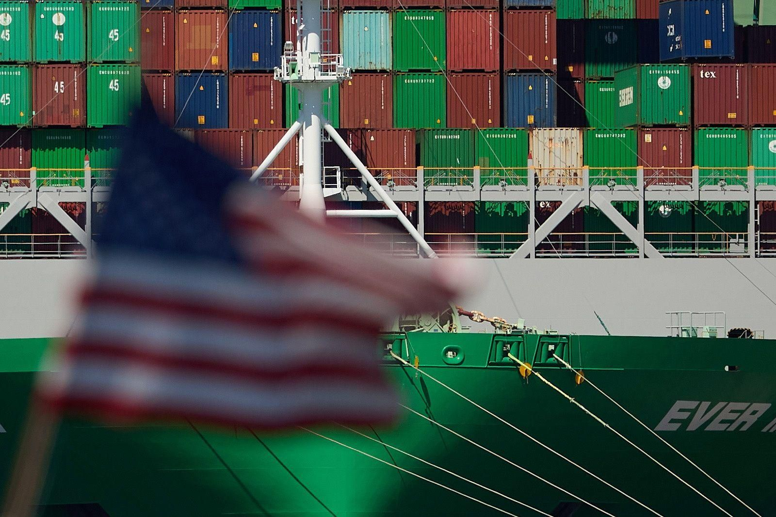 Contenedores en un carguero en el Puerto de Los Ángeles