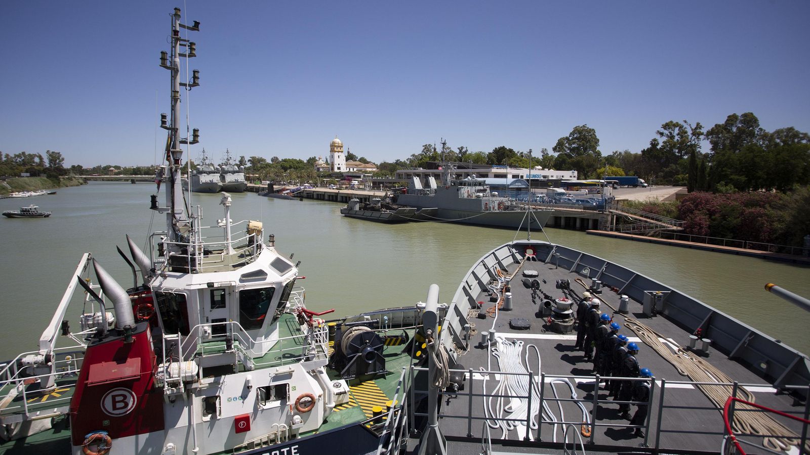 La proa del 'Centinela', ayudado por el práctico del Puerto.