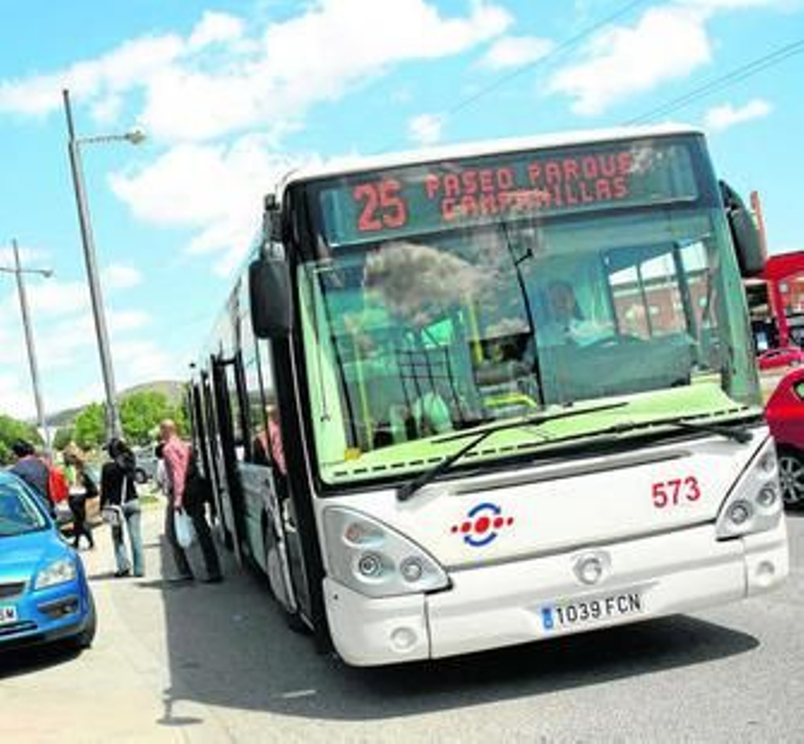 Autobús de la línea 25, en la parada del PTA.