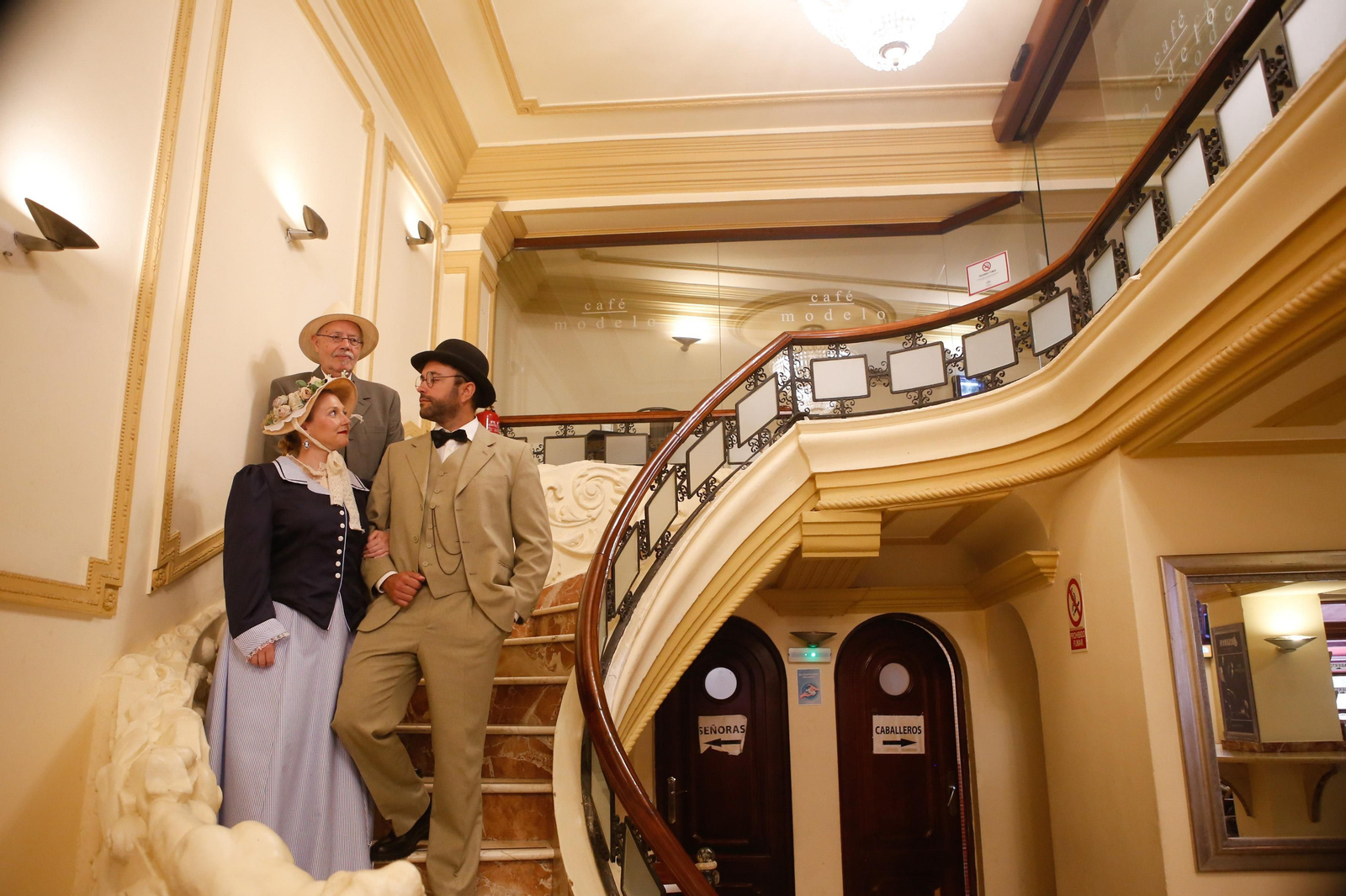 Los personajes de la novela Ulises de James Joyce pasean por La Línea, en imágenes