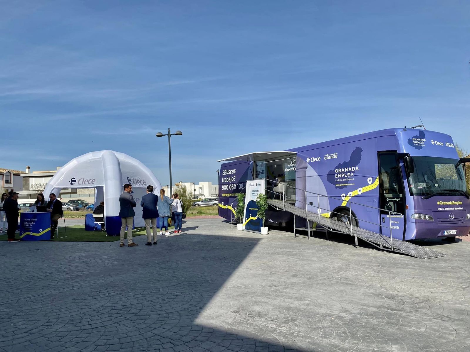 El autobús de la ruta 'Granada Emplea' instalado en la Casa de la Cultura de Cúllar Vega.