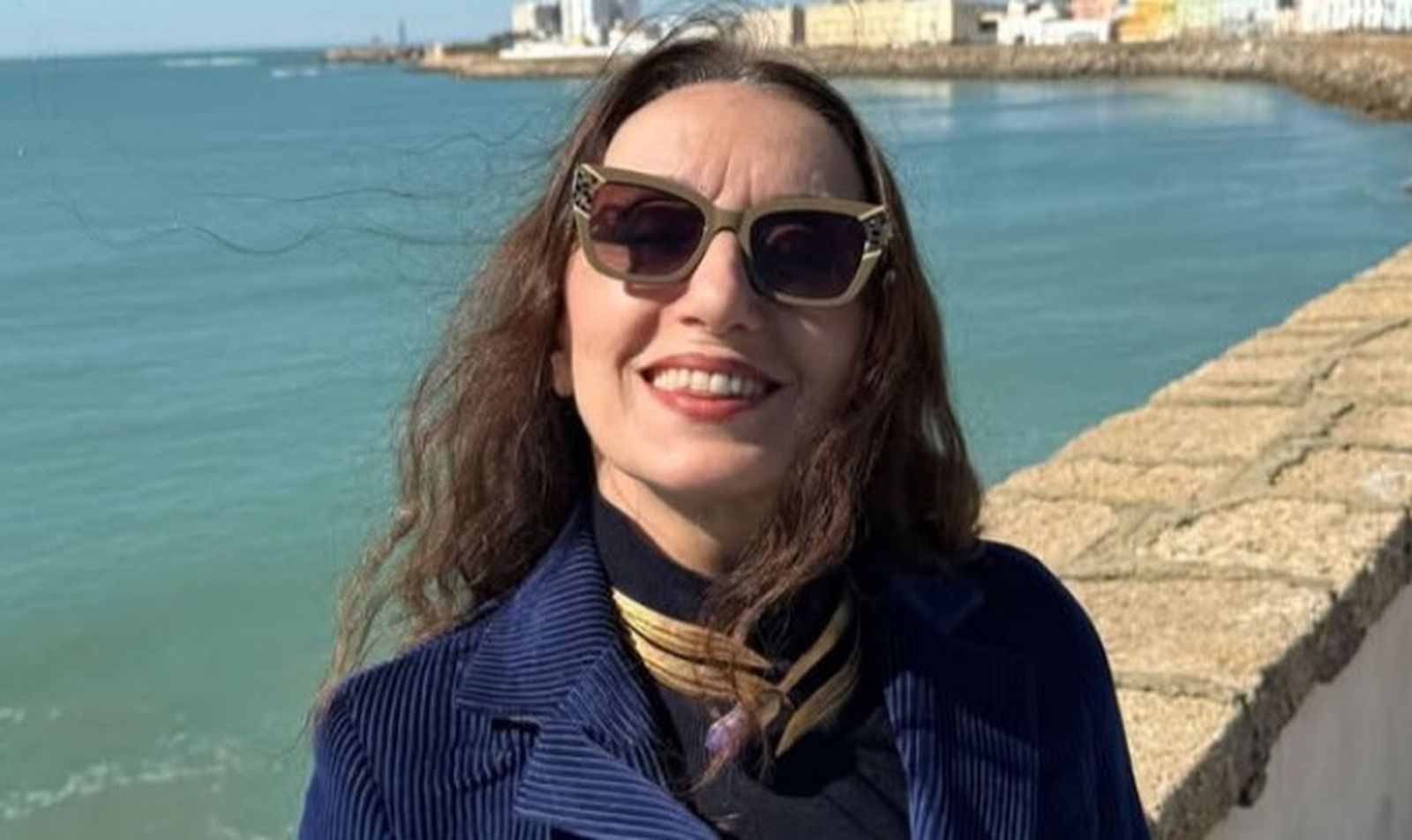 Luz Casal posando en la avenida Campo del Sur