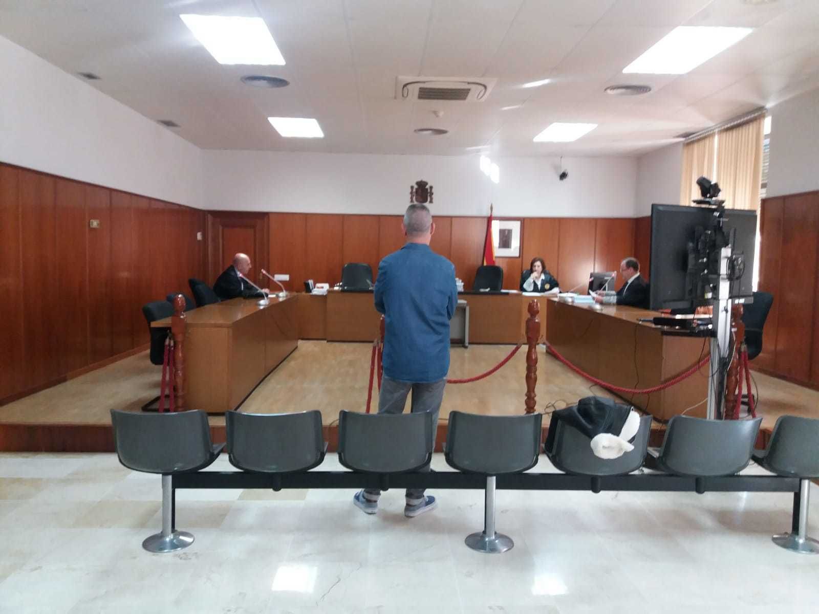 El agente, de espaldas, durante la celebración del acto de conformidad.