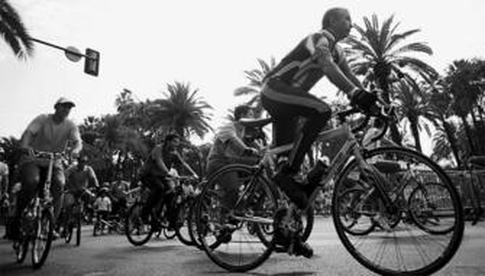 Los  ciclistas disfrutaron ayer de un paseo en bicicleta por el centro histórico de Málaga.