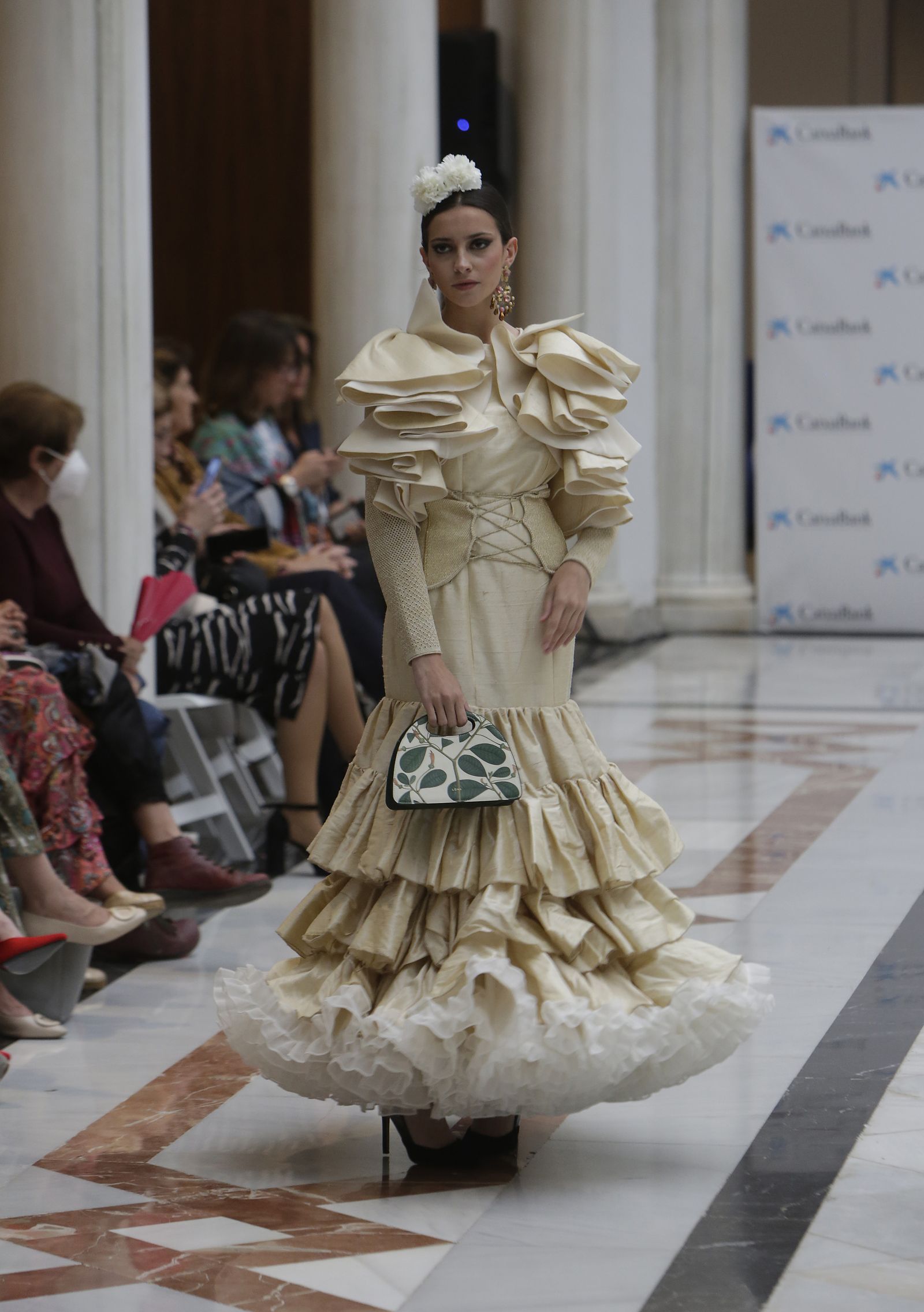 Desfile moda flamenca en las vísperas de la Feria de Abril CaixaBank