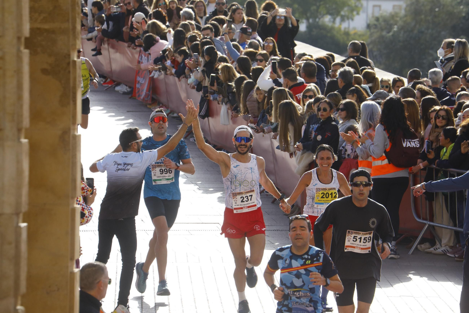 La gloria de cruzar la Puerta del Puente: las fotos de la línea de meta de la Media Maratón de Córdoba 2024
