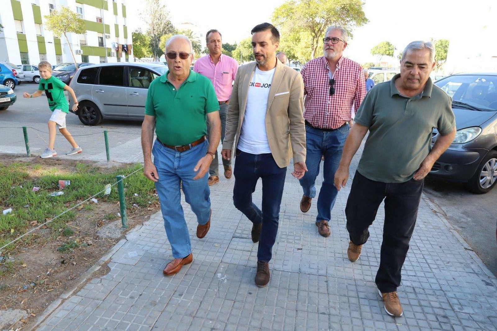 El delegado de Urbanismo, ayer junto a representantes vecinales en su visita a La Granja.