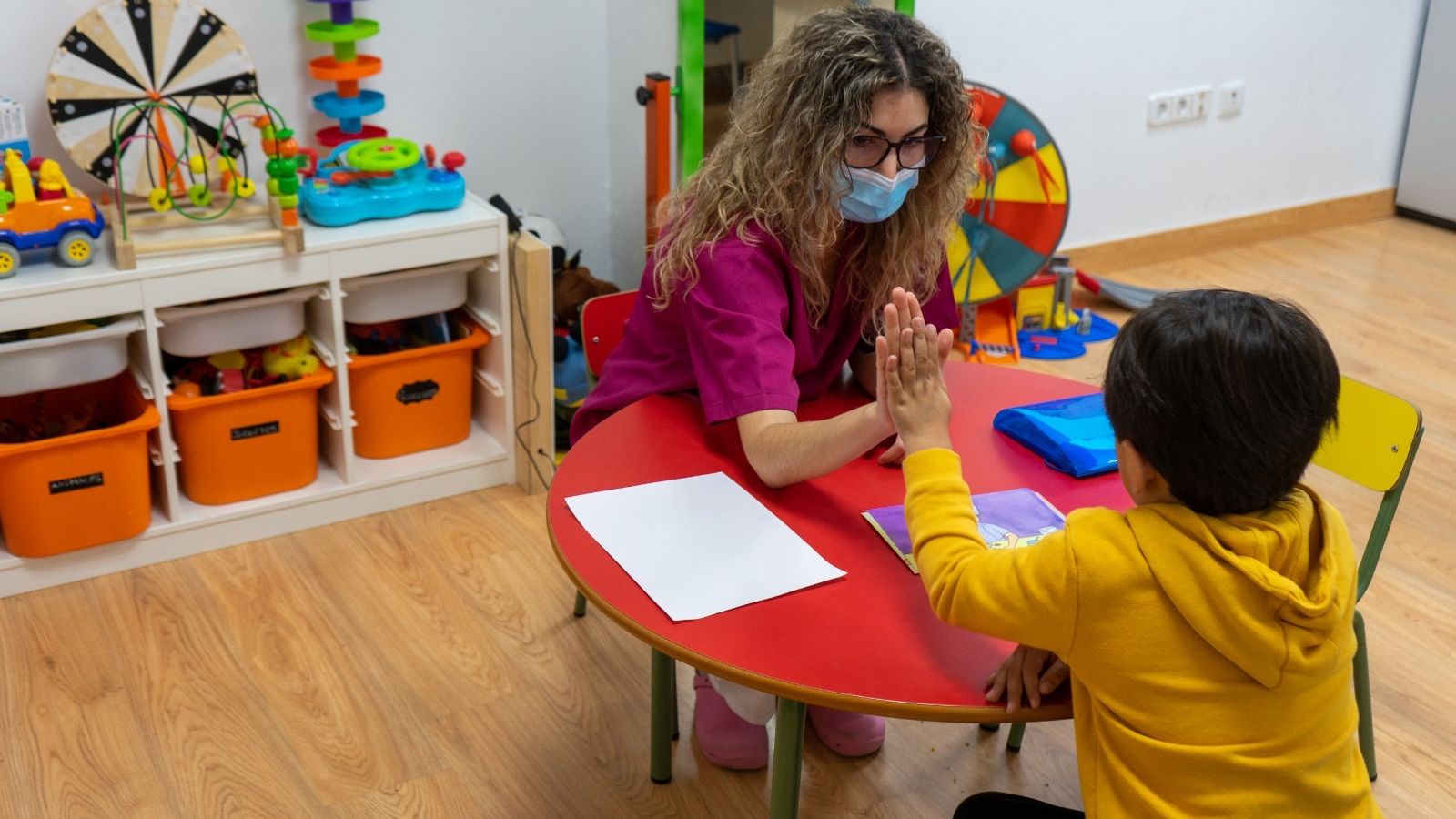 Terapia con un menor con trastorno del espectro autista en un centro de la FAAM