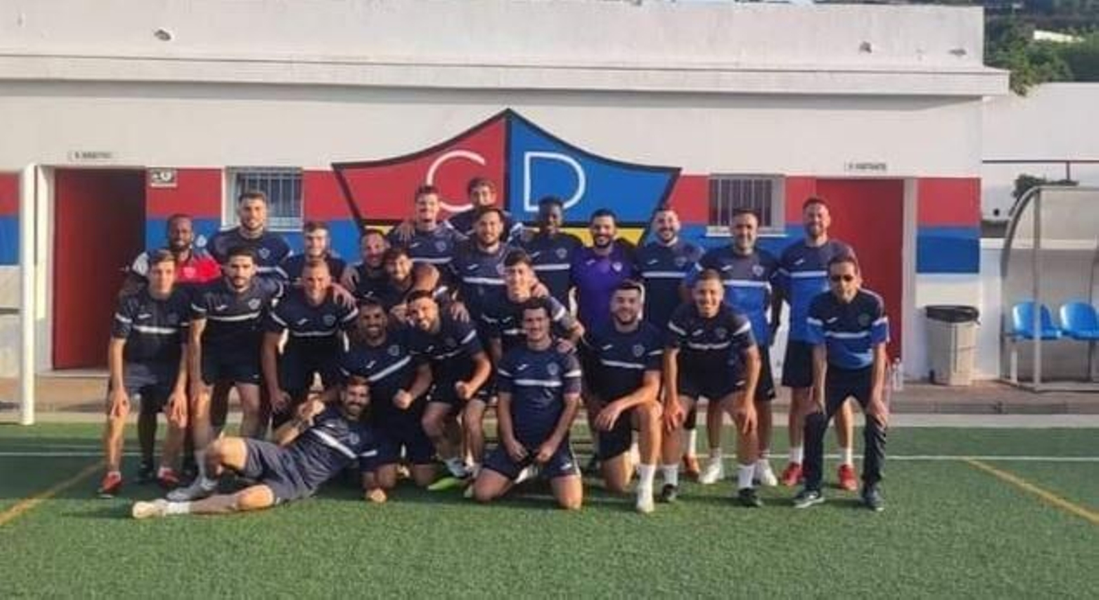 El plantel del CD Guadiaro, tras su último entrenamiento El plantel del CD Guadiaro, tras su último entrenamiento