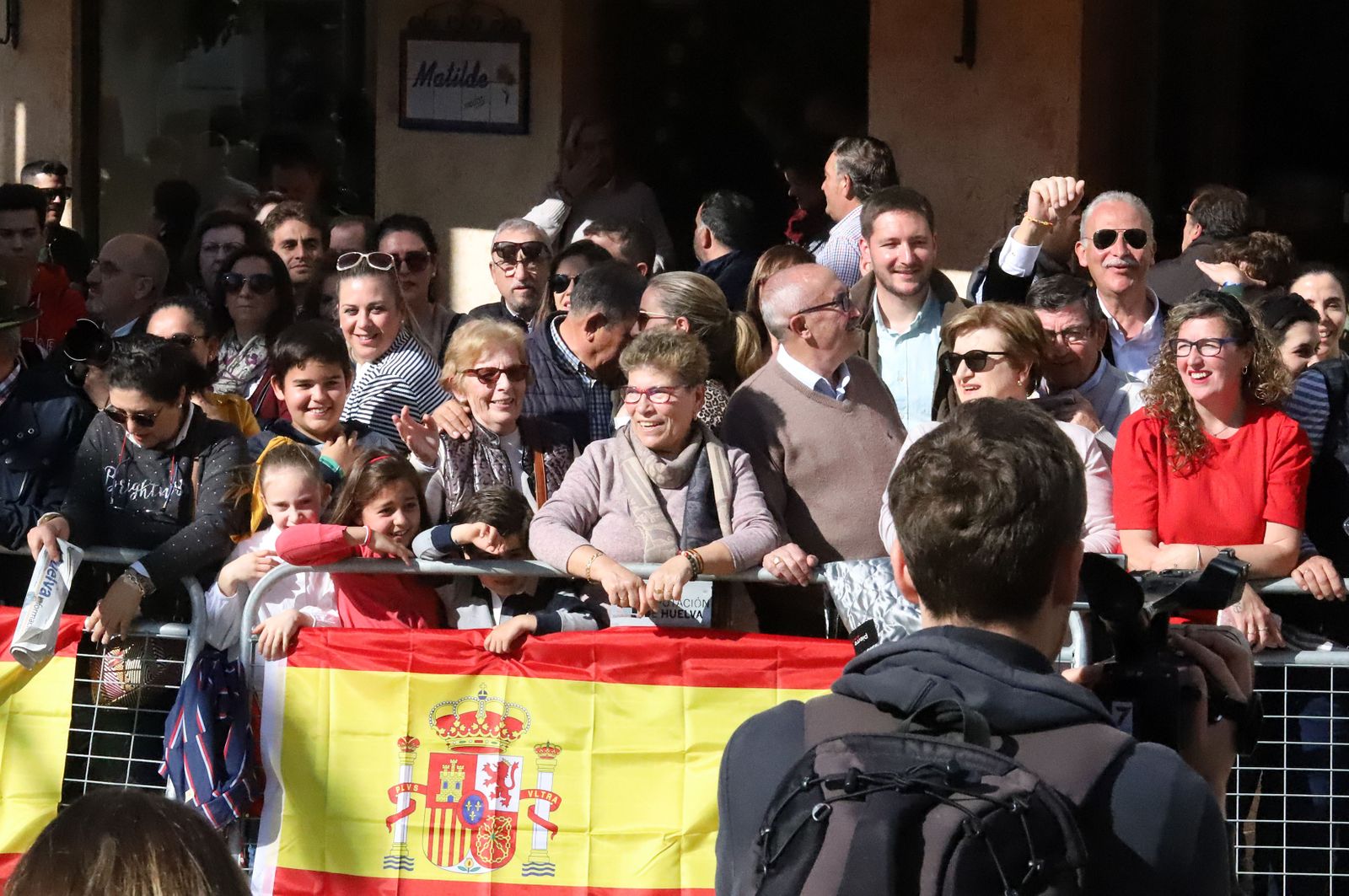Imágenes de Don Felipe y Doña Letizia arropados por el cariño de los almonteños