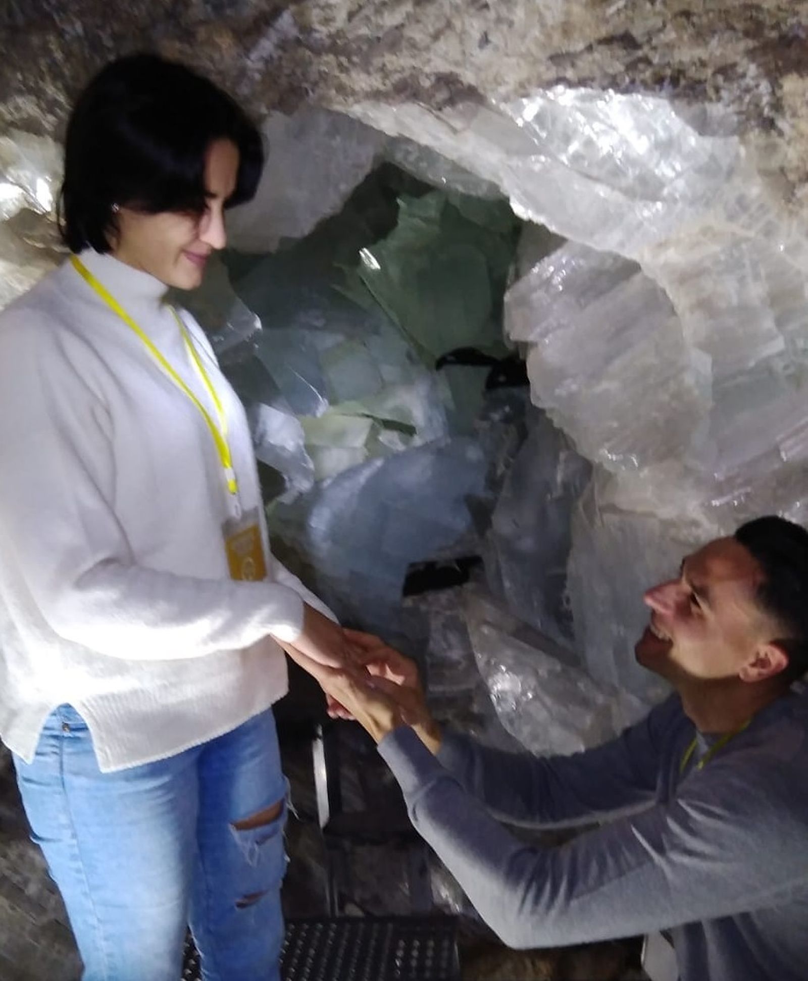 Le pide matrimonio en la Geoda de Pulpí.