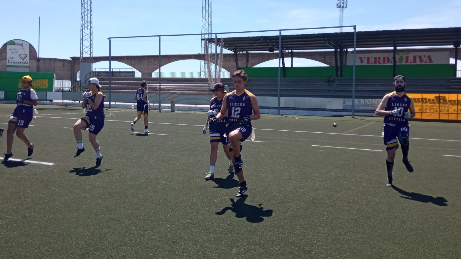 Los Sevilla Linces calientan antes de sus encuentros en Montilla.