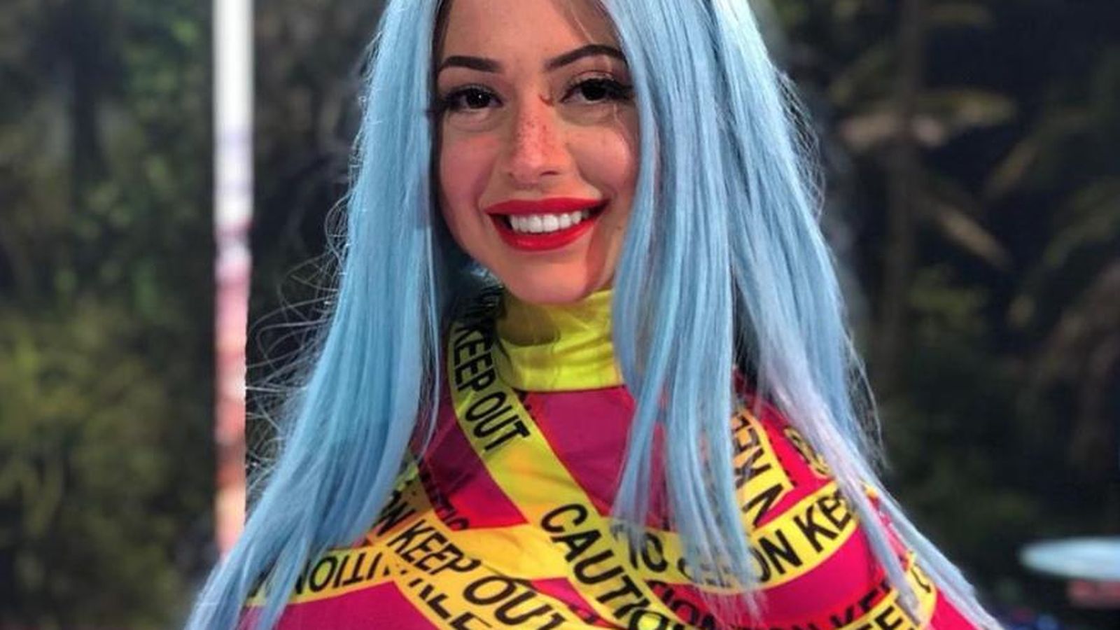 Las pelucas y el color son parte de la seña de identidad de Mahi.