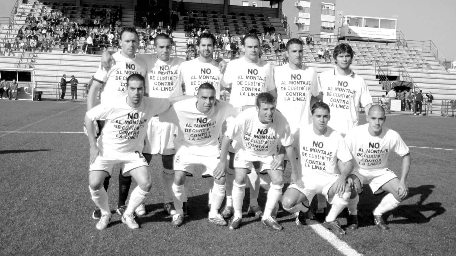 Formación de la Balona en Dos Hermanas, con una camiseta reivindicativa, durante la 2007-08