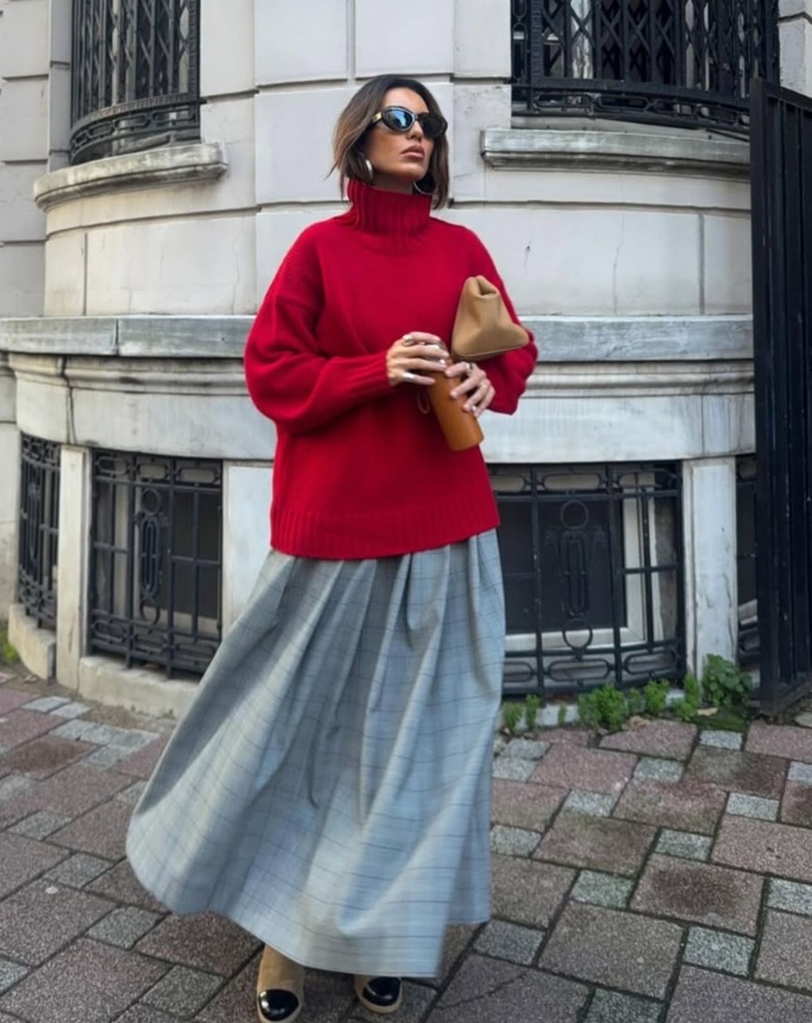 Los estilismos con faldas se relajan y los veremos con jerséis oversize y deportivas.