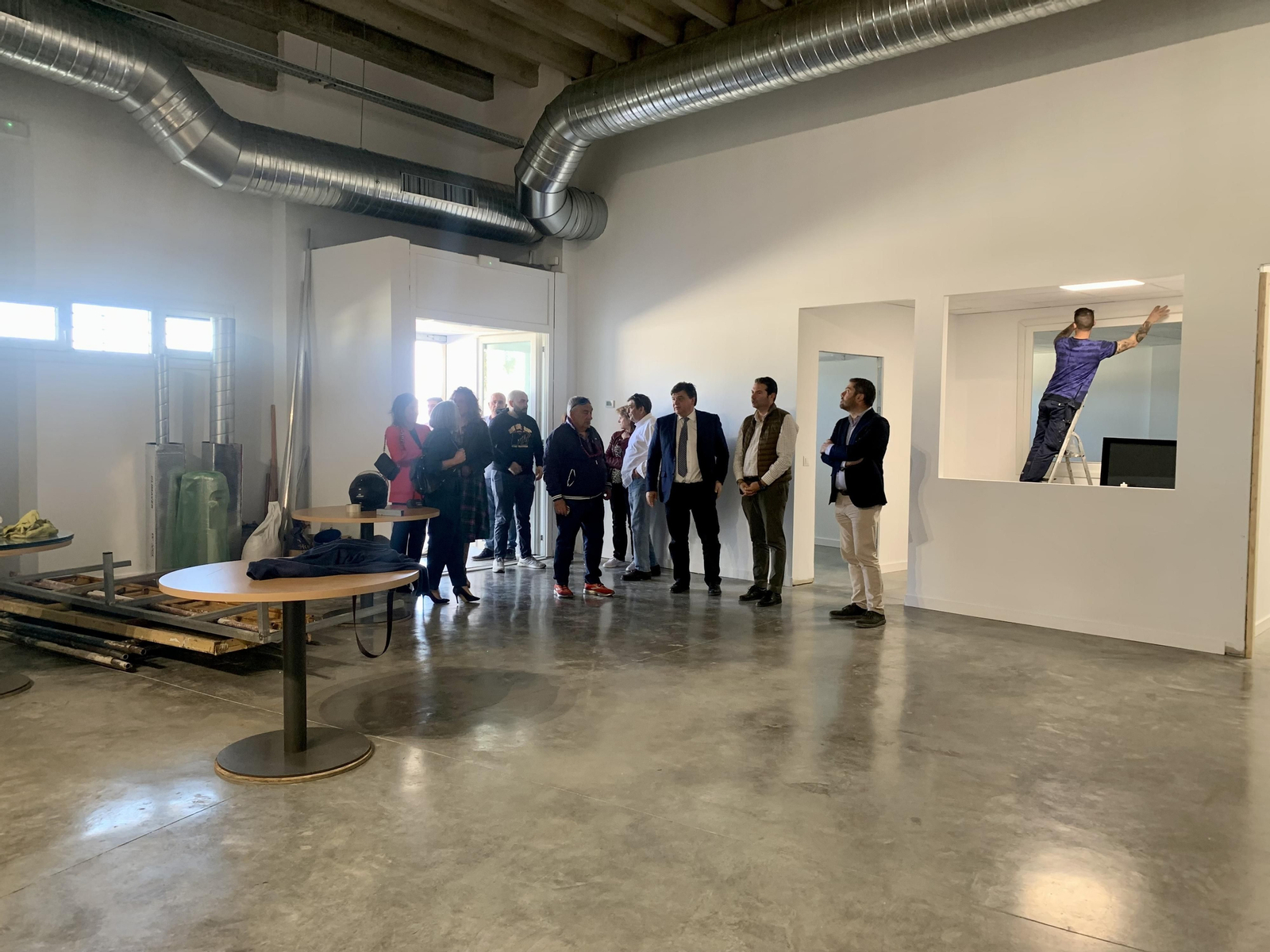 La nueva sede de ARO Huelva es visitada por el alcalde, Gabriel Cruz.