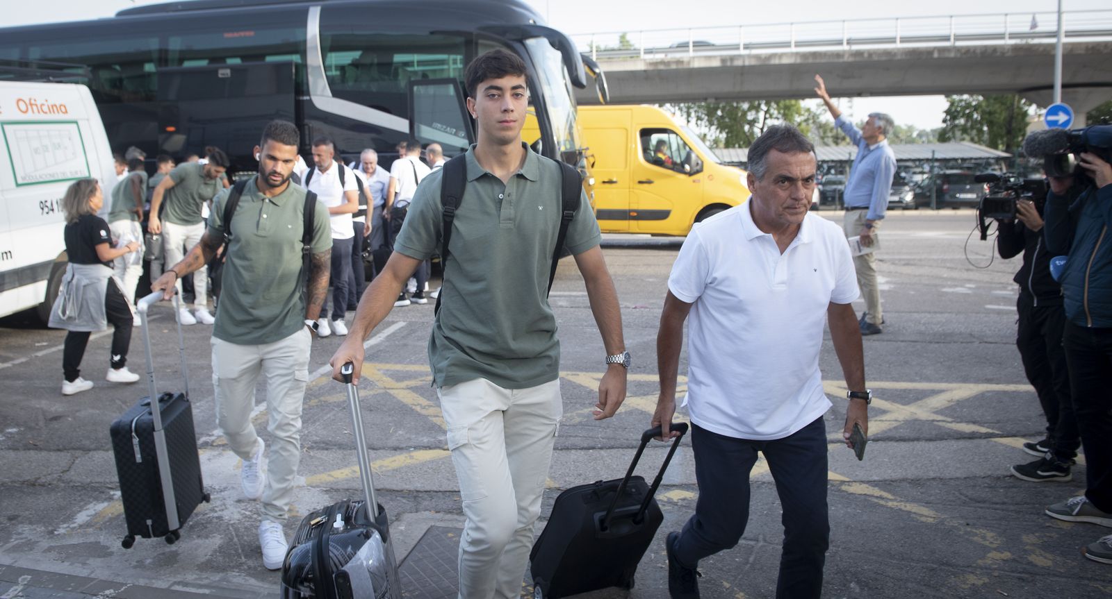 Imágenes del Real Betis en el aeropuerto de Sevilla rumbo a Roma