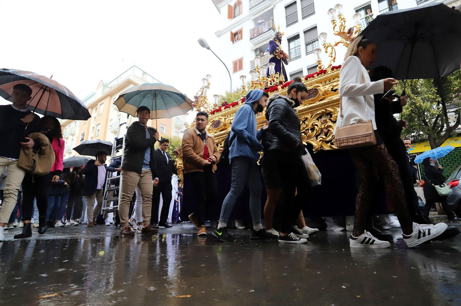 Imágenes de la procesión del Cautivo  bajo la lluvia en Huelva