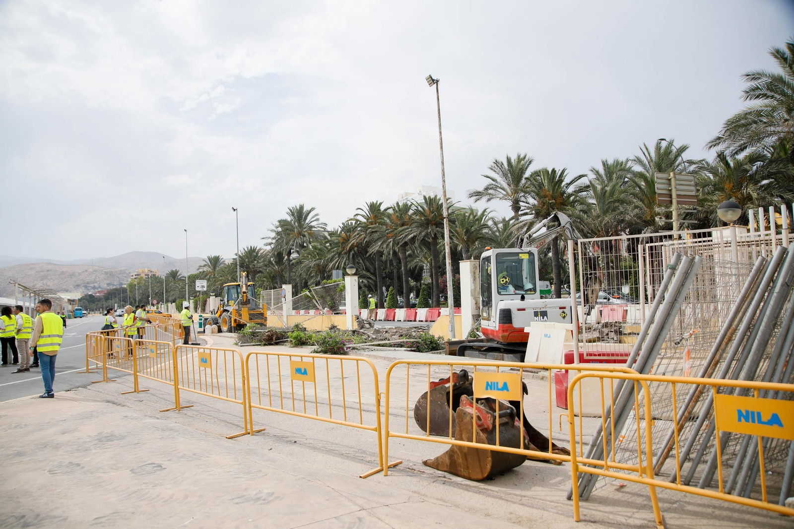 Las imágenes del derribo de la valla del Puerto, entrada de Muelle de Levante y Ribera I de Almería