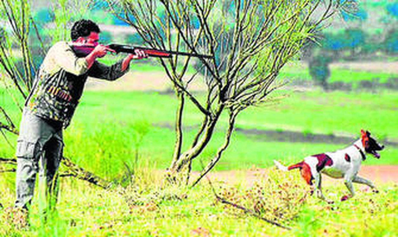 Un cazador y su perro se preparan para abatir una pieza, en una imagen de archivo.