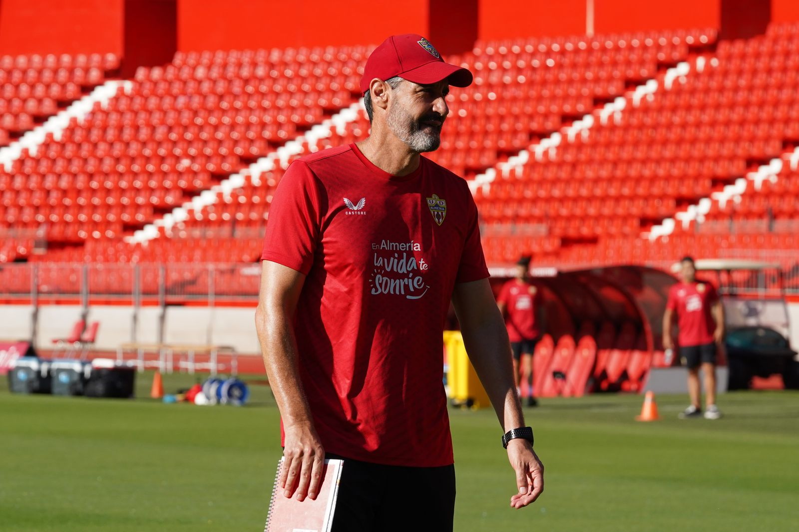 El preparador valenciano, con su habitual gorra roja, en el entrenamiento de este viernes