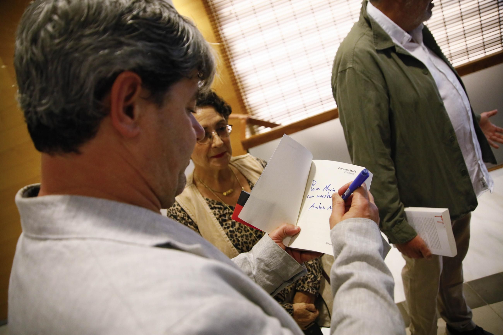 Carmen Mola presenta su libro "El clan" en la Casa de las mariposas de Almería, en imágenes