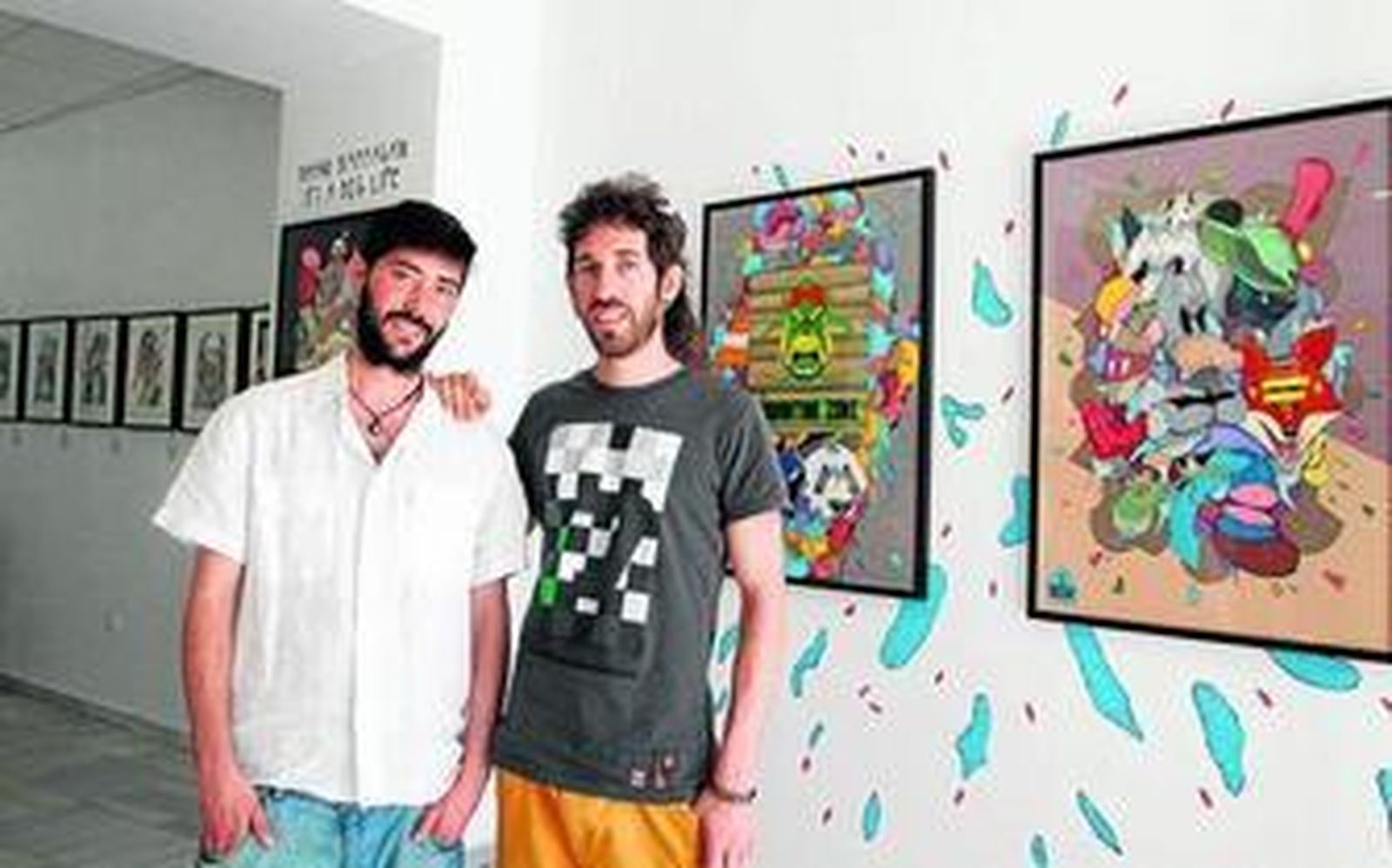 1. Juan Cruz y David Gallego, frente a las obras de Dhani Barragán. 2. Blue Rabbit es la marca que lanza Diwap. 3. En el espacio, también hay lugar para los fanzines.