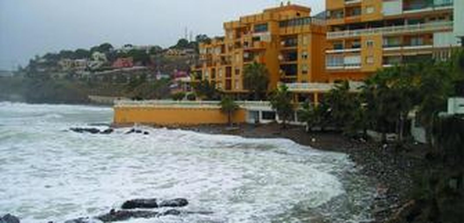 La playa de Torremuelle de Benalmádena llegó a desaparecer tras el temporal de levante que hubo en diciembre.