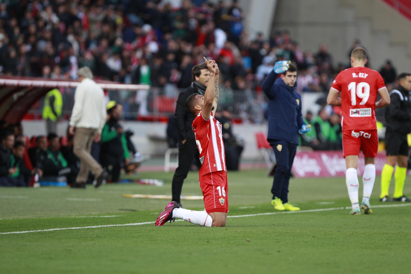 Imágenes del partido de fútbol U.D. Almería-Real Betis Balompié