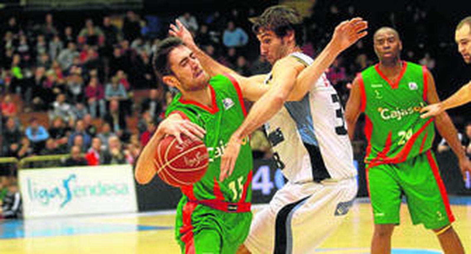 Sastre intenta superar la dura defensa de Corbacho.