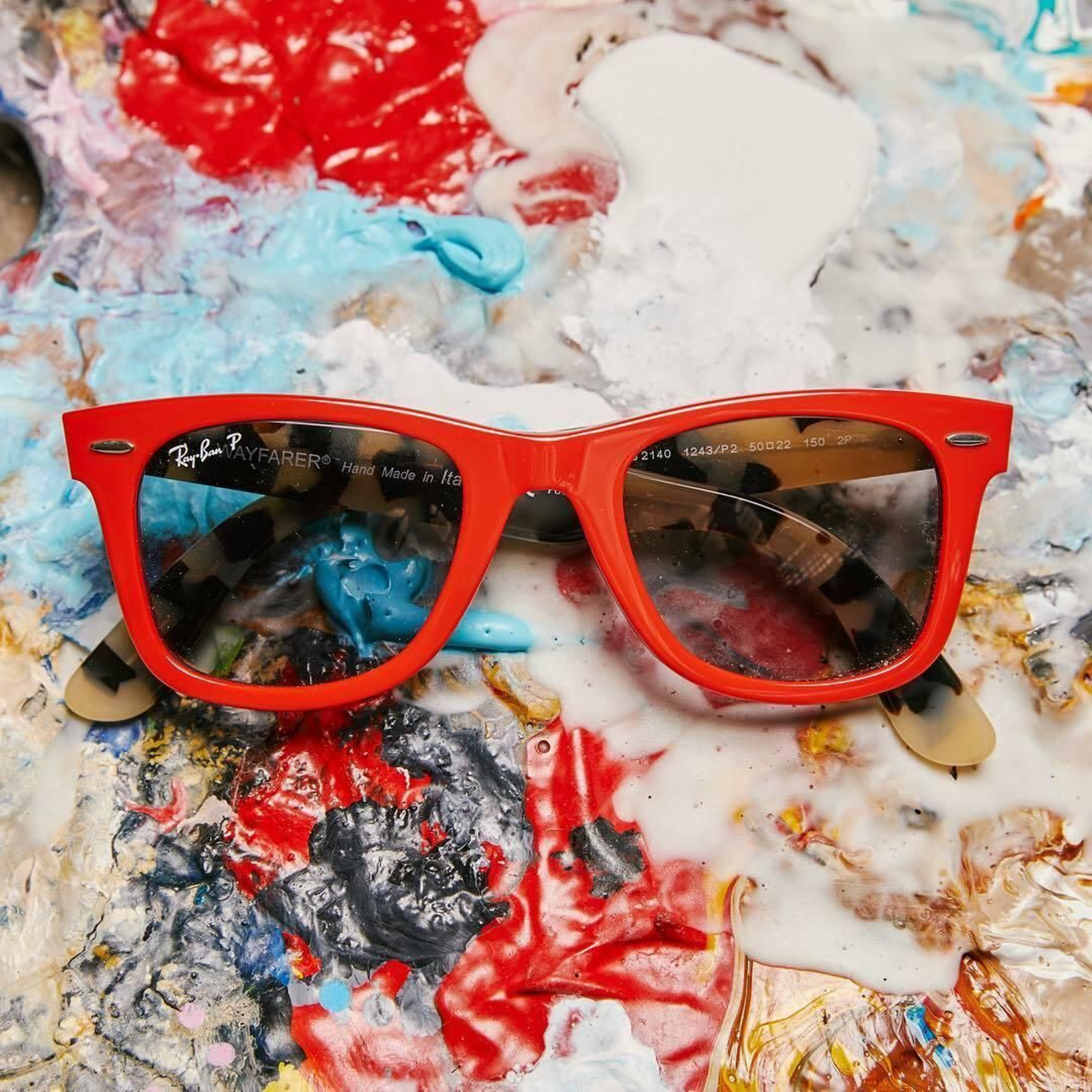 Unas gafas de sol, un regalo clásico para los padres coquetos y los más prácticos. Unas gafas de sol, un regalo clásico para los padres coquetos y los más prácticos.