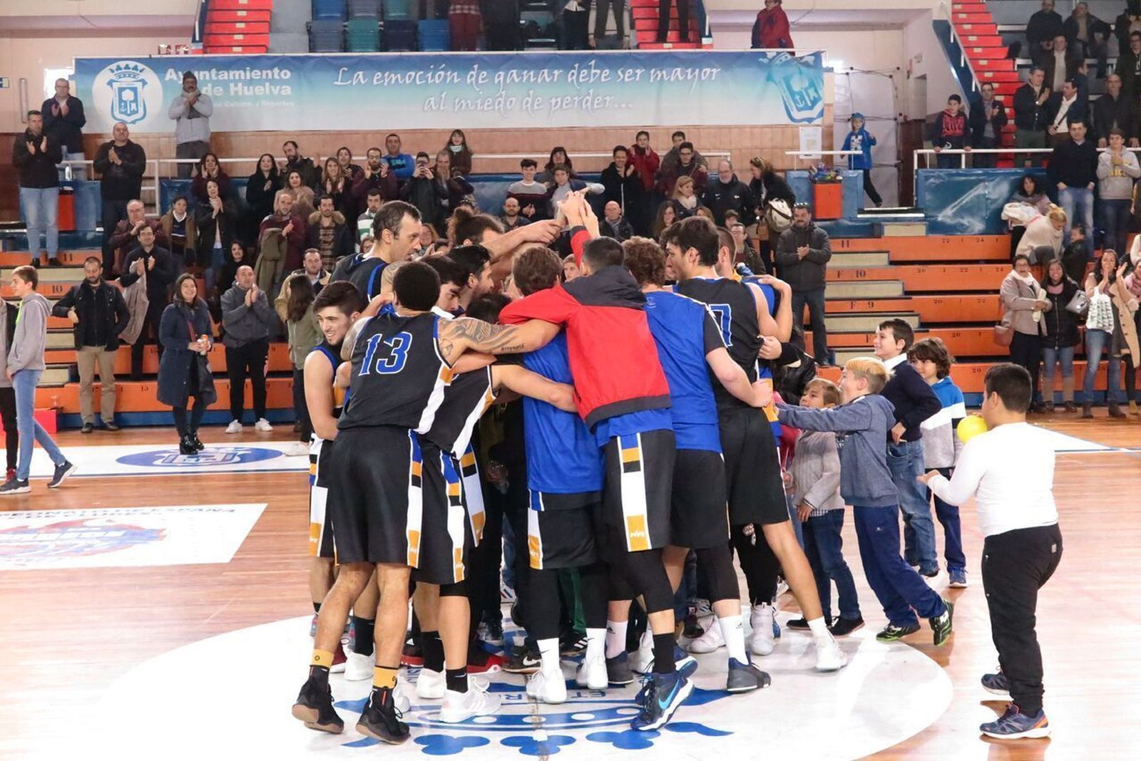 Los jugadores del Huelva festejan su gran triunfo en la pista del polideportivo Andrés Estrada, ayer.
