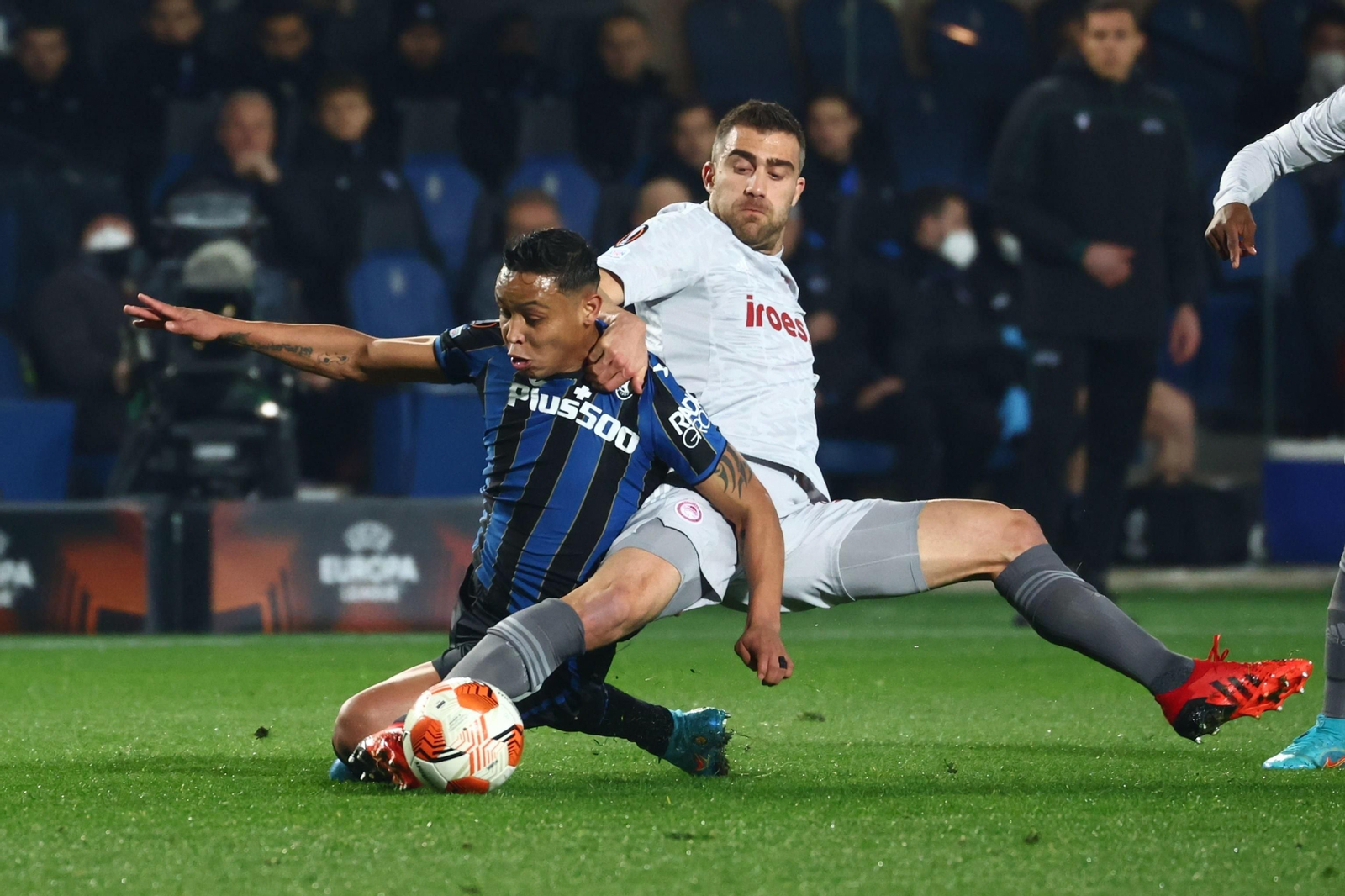 Sokratis intenta frenar a Luis Muriel en el encuentro entre el Atalanta y el Olympiacos de la pasada Liga Europa.