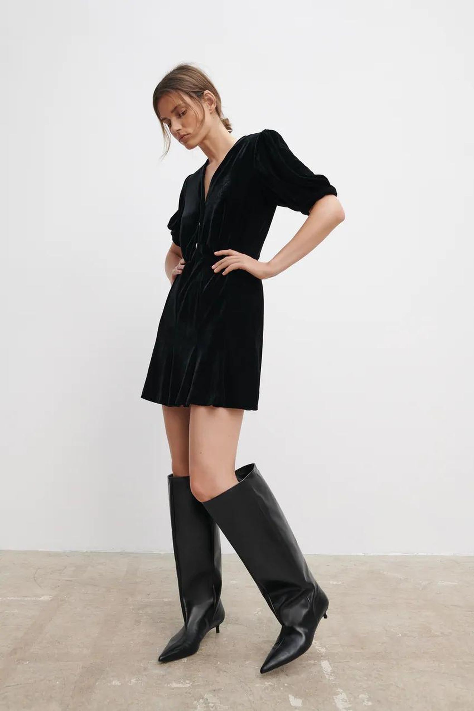 Vestido mini de terciopelo de Zara.