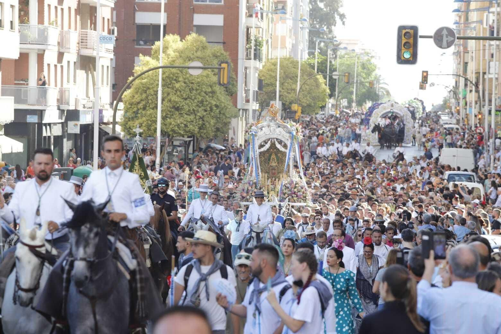 Las primeras imágenes de la Hermandad del Rocío de Huelva por las calles de la capital