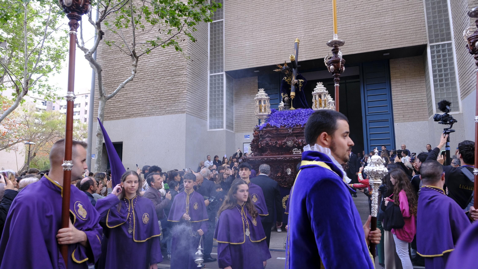 Pasión vuelve a su Iglesia de Santa Teresa azotada por la lluvia