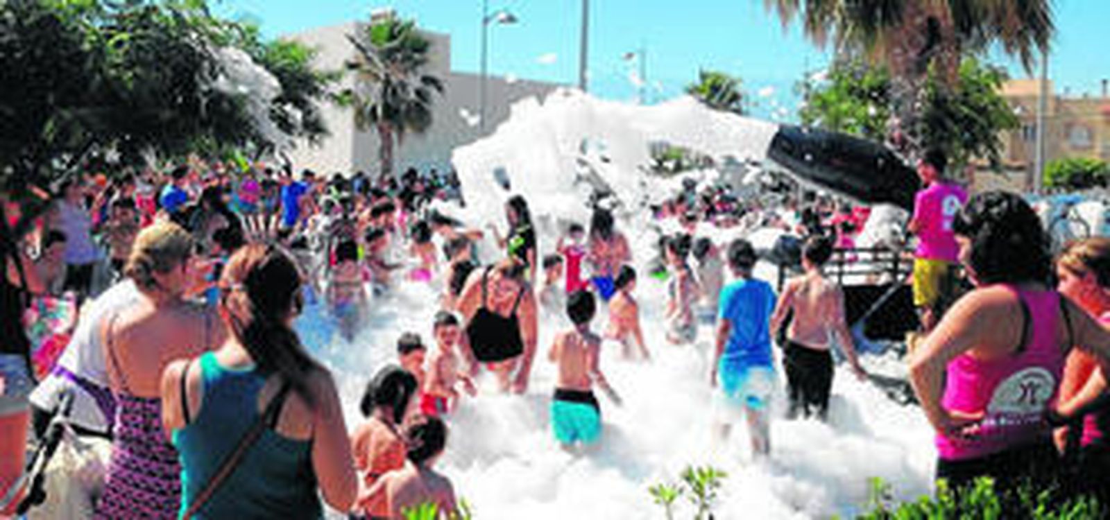 Grandes y pequeños quedaron empapados por las pompas de jabón durante la fiesta de la espuma.