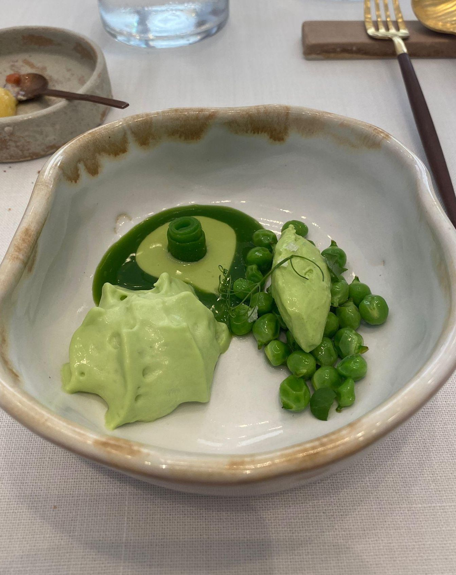 PResentación del plato de guisantes del chef René.