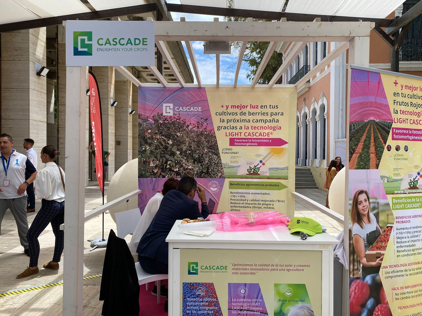 Más de medio centenar de empresas participan en el Congreso de Frutos Rojos