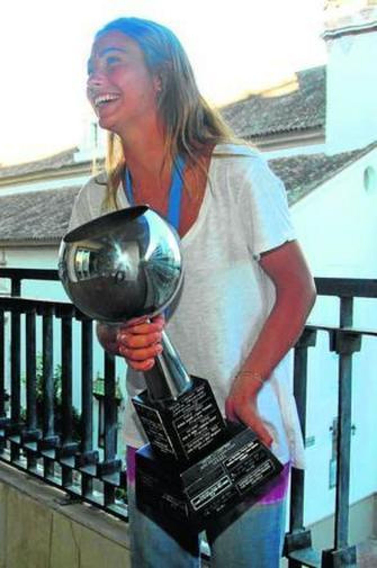 Marta Garrido visitó 'Huelva Información' con el trofeo del Mundial.