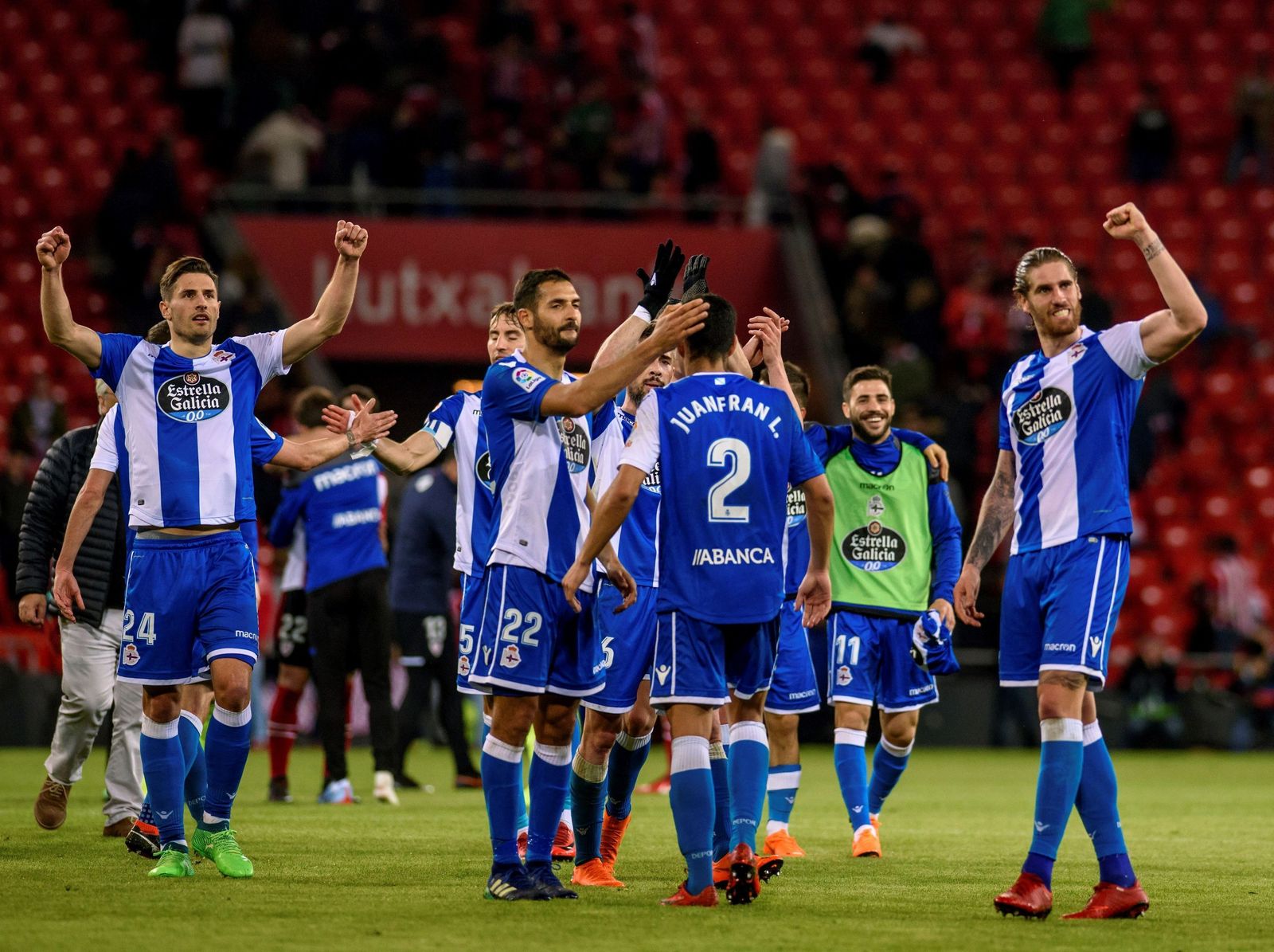 Los jugadores del Deportivo celebran su triunfo en San Mamés.