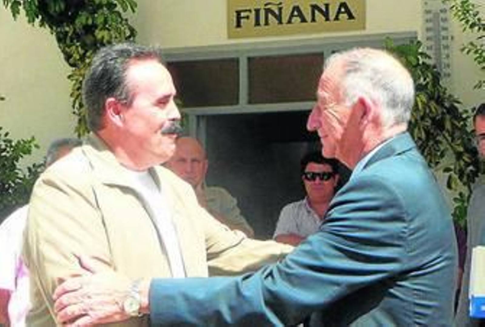 Amat saluda al alcalde de Fiñana durante la visita institucional a la comarca del Río Nacimiento.